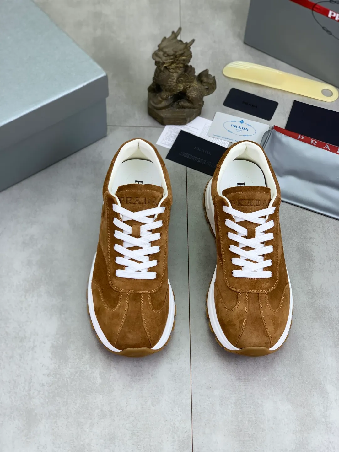 Men's Men's Shoes 💰P560 💰【New Style】 The latest model of high-quality PRADA classic men's shoes has been launched on the official website at a 1:1 replica, synchronized in Hong Kong and on the same catwalk; all made of calfskin➕imported cowhide lining, 🍡🍡original rubber outsole, non-slip and wear-resistant; comfortable on the feet, attractive style, fine workmanship, and simple and neat shoe lasts, highlighting a man's courage and toughness, 👍size 38 to 44 (45 can be customized) black White color🉑️choose